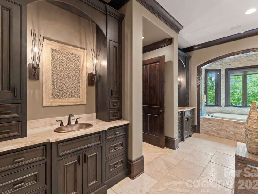 172 Tennessee Circle, Mooresville, NC 28117.  MLS# CAR4252701, YatesRealty ID 1230. Spa bath with jetted tub, steam shower, and vanities.
