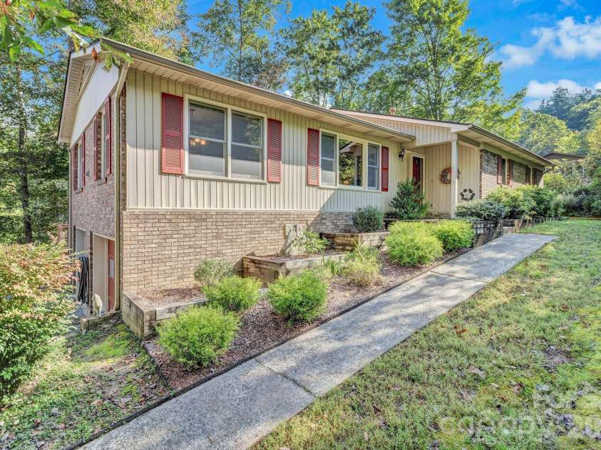 238 Park Lane, Hendersonville, NC 28791.  MLS# CAR4359768, YatesRealty ID 12301. 