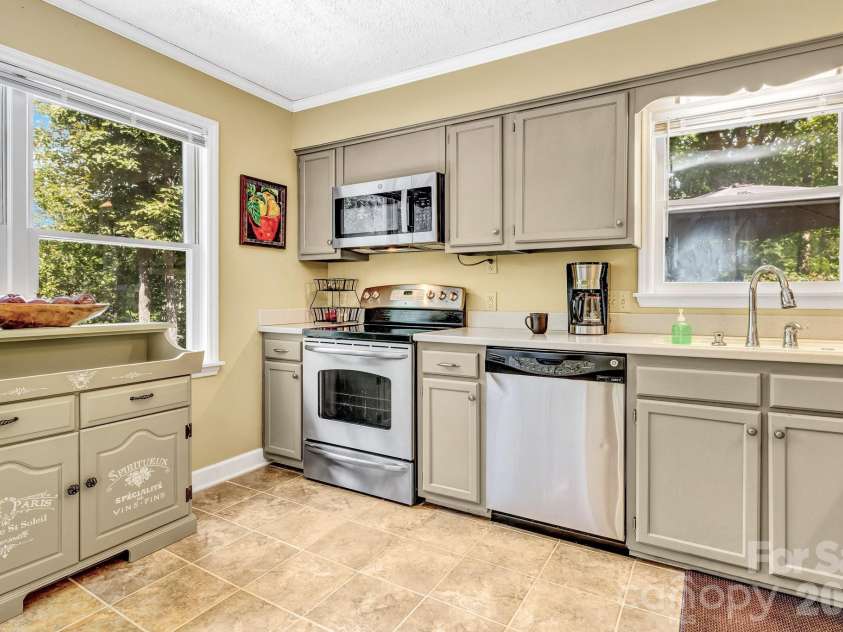 238 Park Lane, Hendersonville, NC 28791.  MLS# CAR4359768, YatesRealty ID 12301. 