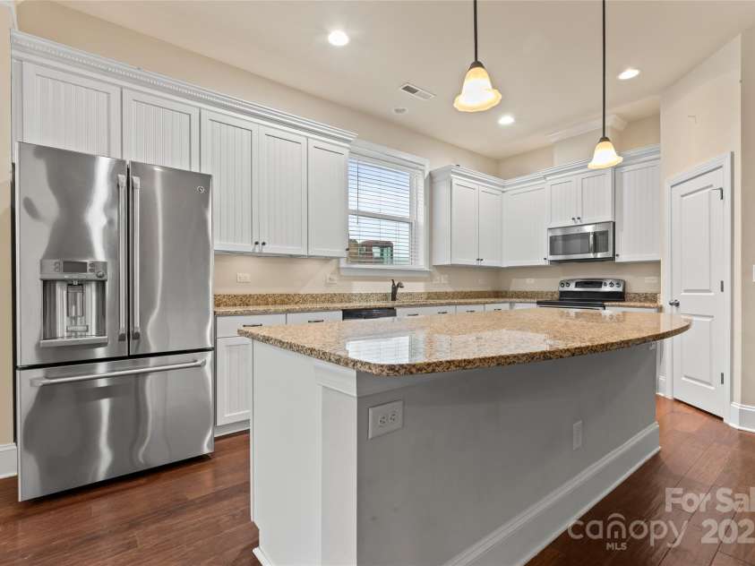 11604 Bradford Park Drive, Davidson, NC 28036.  MLS# CAR4222363, YatesRealty ID 12303. Kitchen with granite countertops & stainless steel appliances