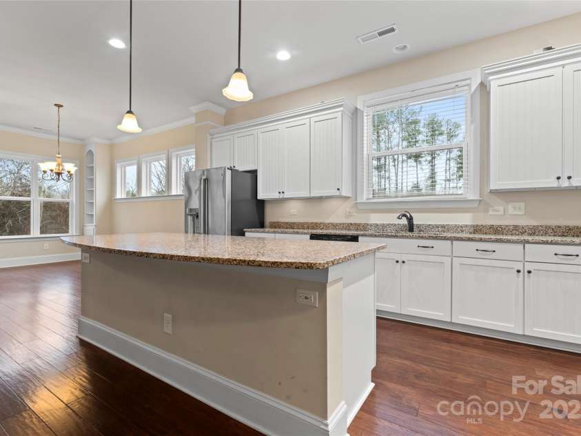 11604 Bradford Park Drive, Davidson, NC 28036.  MLS# CAR4222363, YatesRealty ID 12303. Kitchen with granite countertops & stainless steel appliances
