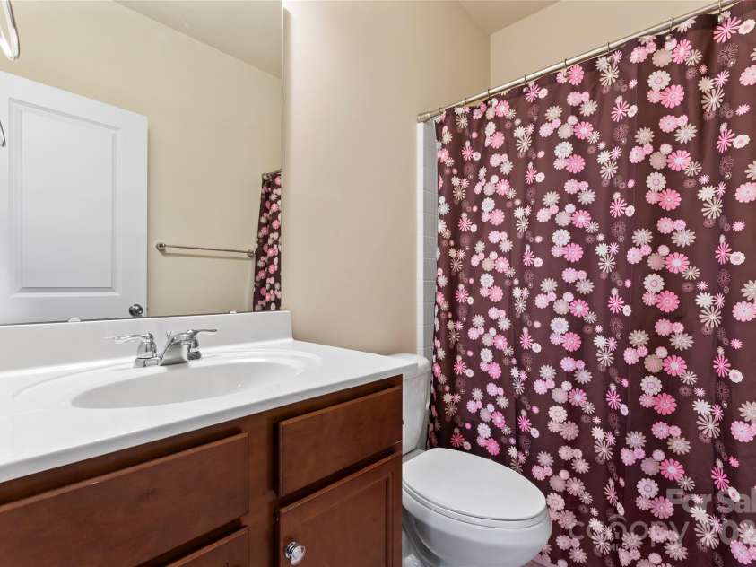 11604 Bradford Park Drive, Davidson, NC 28036.  MLS# CAR4222363, YatesRealty ID 12303. Upstairs full bathroom