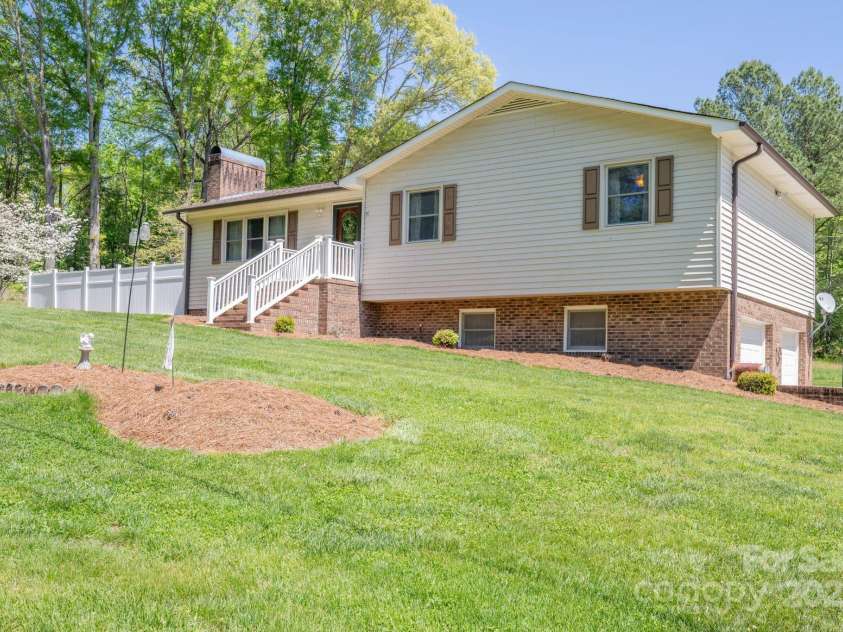 195 Old Farm Lane, Mocksville, NC 27028.  MLS# CAR4249878, YatesRealty ID 12304. 