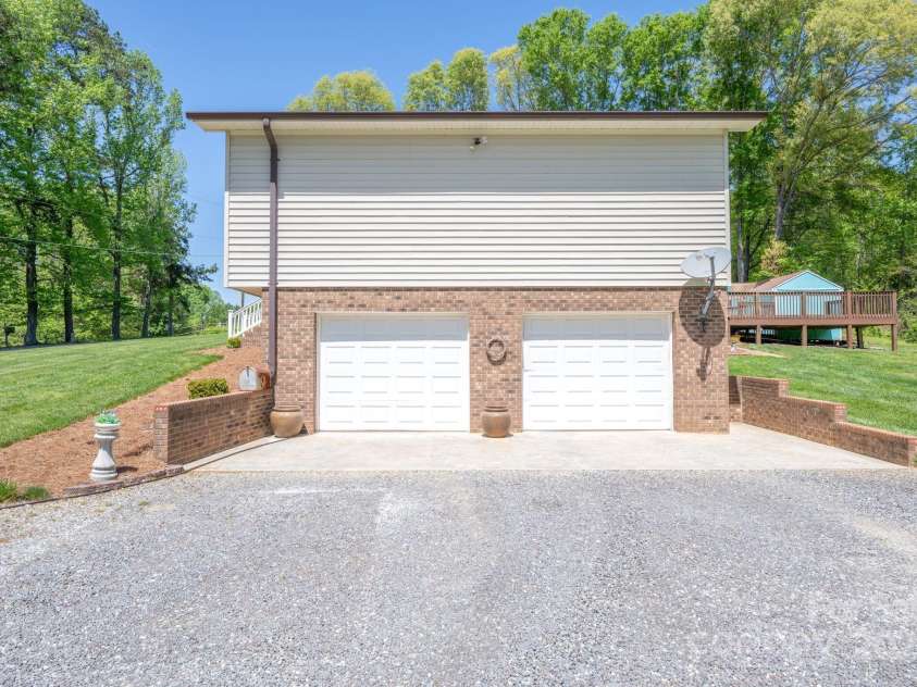 195 Old Farm Lane, Mocksville, NC 27028.  MLS# CAR4249878, YatesRealty ID 12304. 