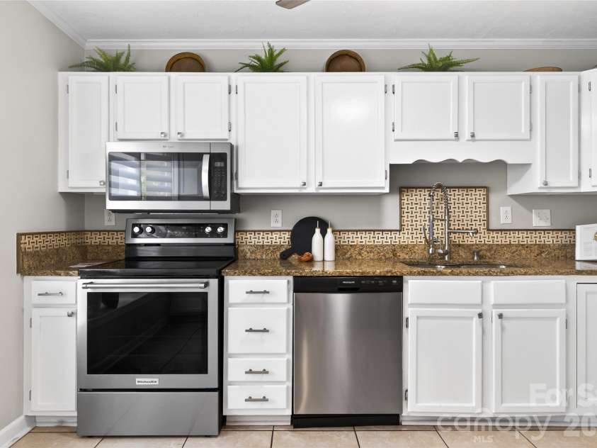 311 Silverleaf Circle, Kannapolis, NC 28083.  MLS# CAR4366595, YatesRealty ID 12305. 