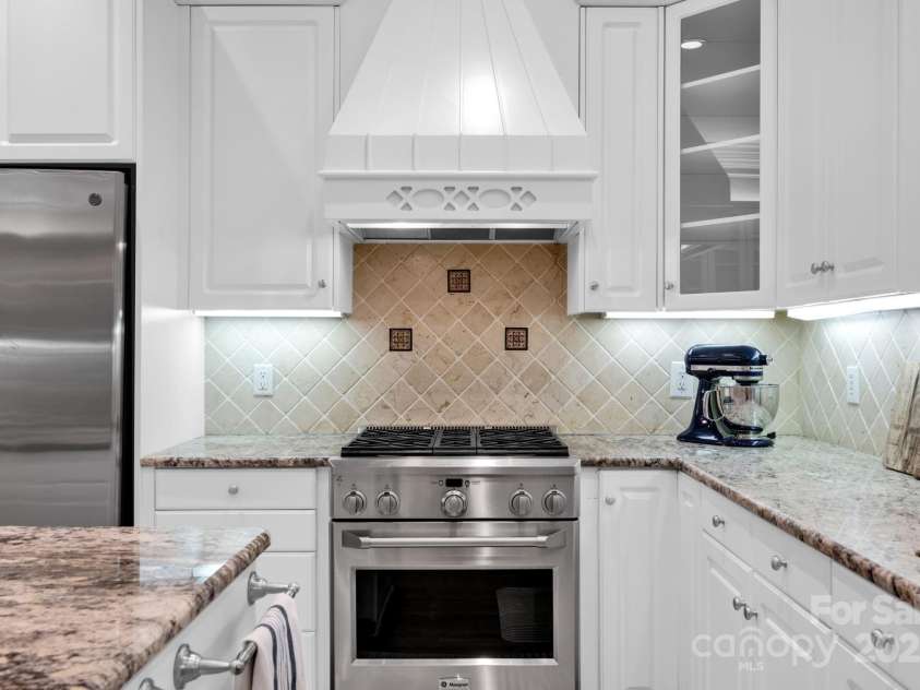 8305 Bar Harbor Lane, Charlotte, NC 28210.  MLS# CAR4253979, YatesRealty ID 12305. 