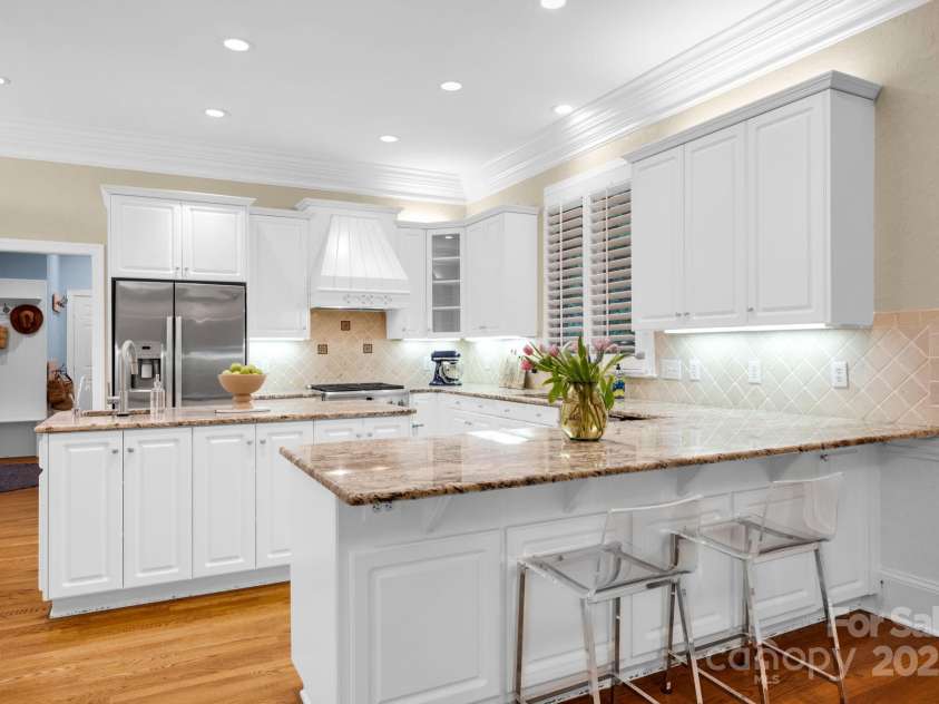 8305 Bar Harbor Lane, Charlotte, NC 28210.  MLS# CAR4253979, YatesRealty ID 12305. 