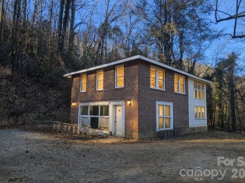 34 Landfair Lane, Hendersonville, NC 28792.  MLS# CAR4368004, YatesRealty ID 12308. 