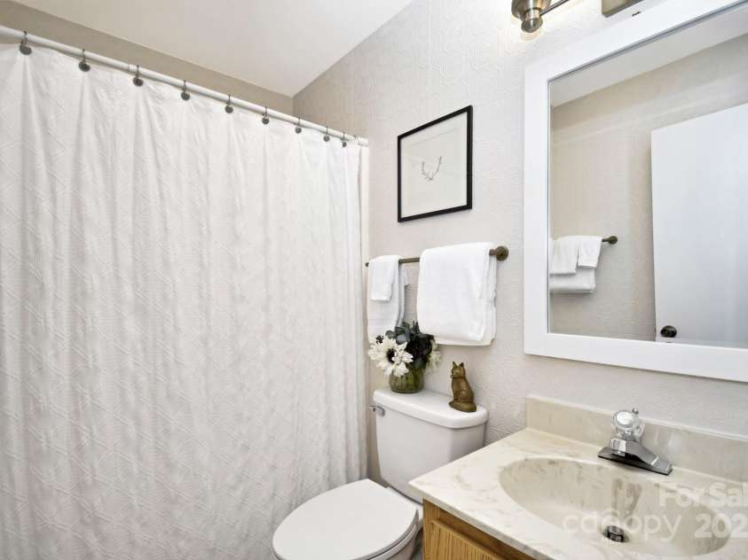 367 Skyleaf Drive, Banner Elk, NC 28604.  MLS# CAR4251134, YatesRealty ID 1231. Second Bathroom