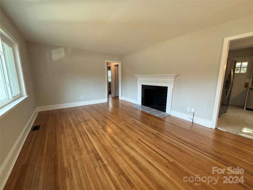 3427 Eastway Drive, Charlotte, NC 28205.  MLS# CAR4199216, YatesRealty ID 12310. Living Room