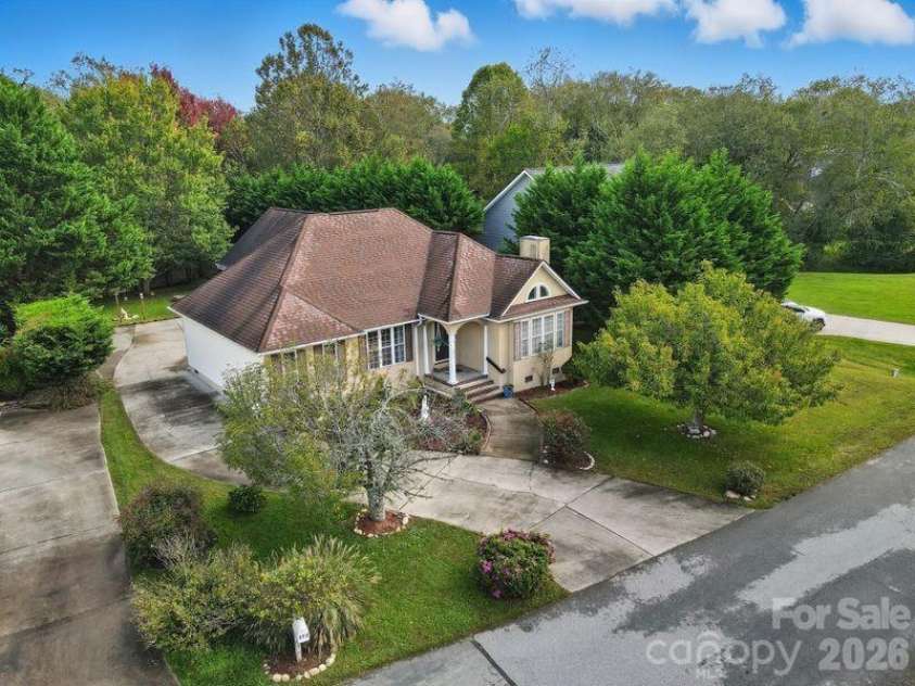372 Kingfisher Lane, Mills River, NC 28759.  MLS# CAR4310639, YatesRealty ID 12310. 