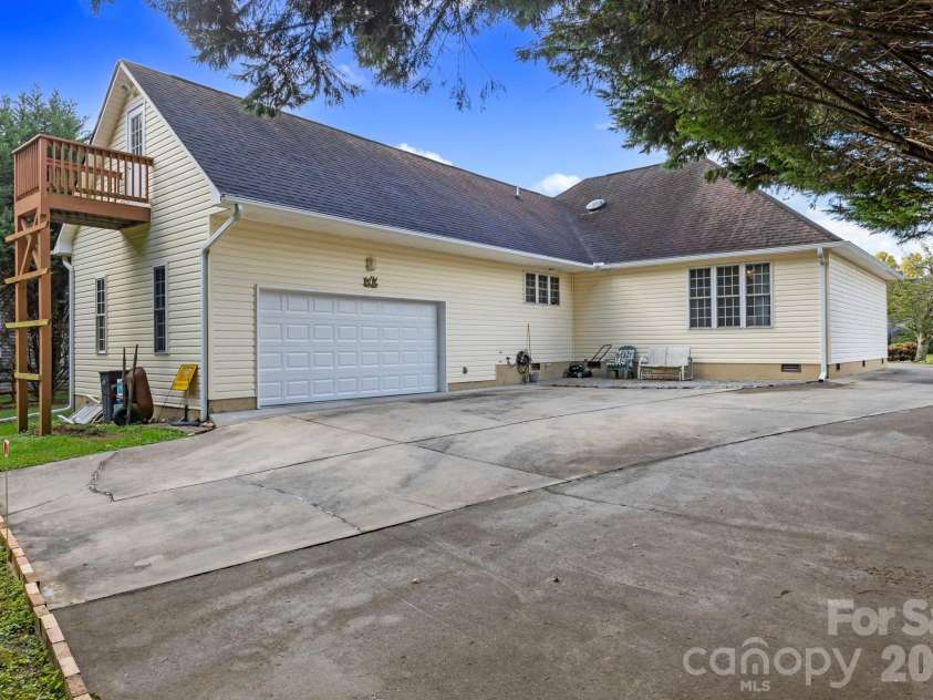 372 Kingfisher Lane, Mills River, NC 28759.  MLS# CAR4310639, YatesRealty ID 12310. 