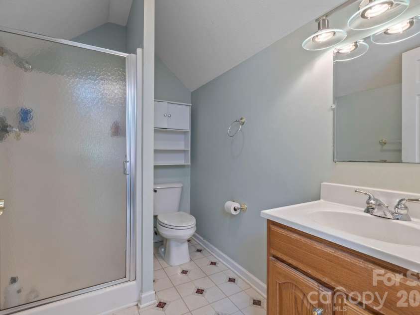 372 Kingfisher Lane, Mills River, NC 28759.  MLS# CAR4310639, YatesRealty ID 12310. Upstairs bathroom