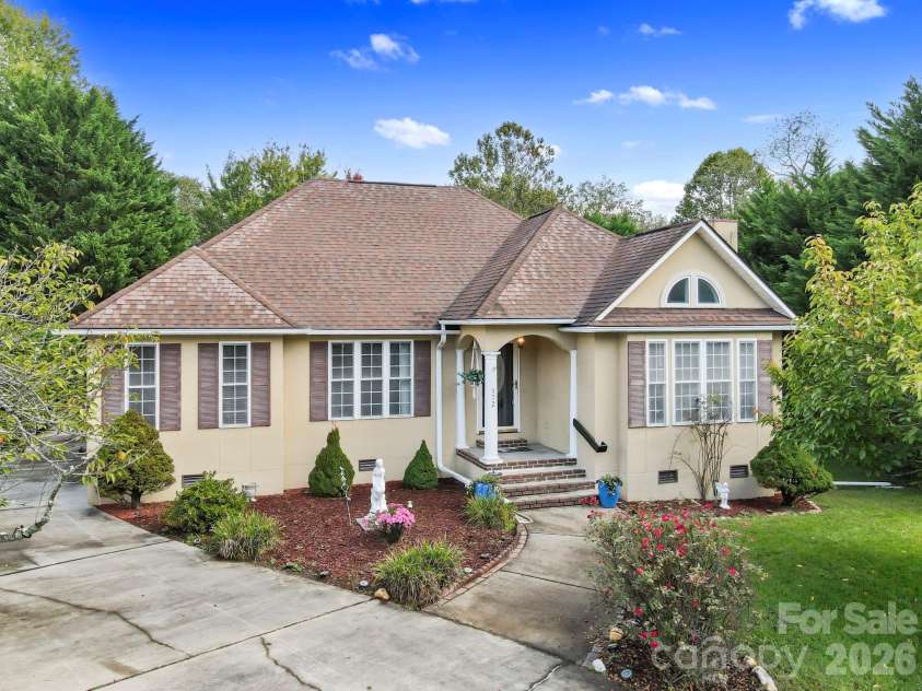 372 Kingfisher Lane, Mills River, NC 28759.  MLS# CAR4310639, YatesRealty ID 12310. Welcome home!