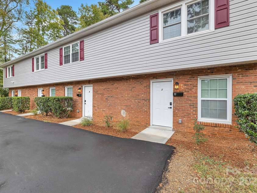 2828 Willow Street, Charlotte, NC 28208.  MLS# CAR4255390, YatesRealty ID 12312. 