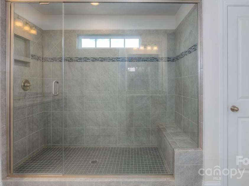 546 Fox Cove Road, Hendersonville, NC 28792.  MLS# CAR4200624, YatesRealty ID 12313. Tile Shower and tub