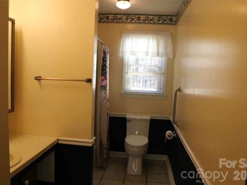 120 Oakley Drive, Gastonia, NC 28052.  MLS# CAR4317380, YatesRealty ID 12318. Hall bath with tub/shower combination 