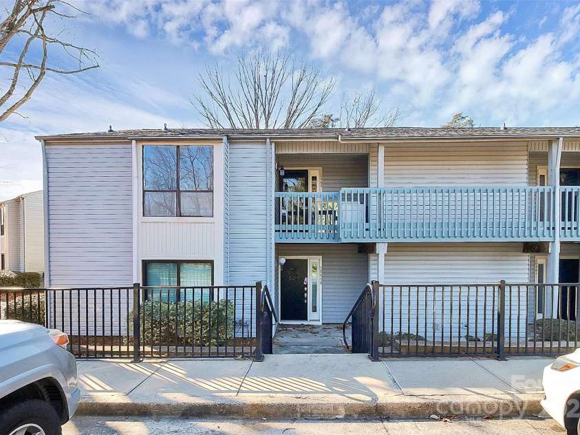 10963 Harrowfield Road, Charlotte, NC 28226.  MLS# CAR4237024, YatesRealty ID 12320. 