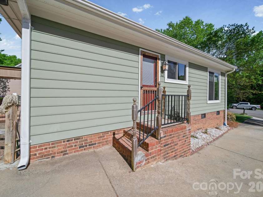 9811 Dusty Cedar Court, Charlotte, NC 28269.  MLS# CAR4368771, YatesRealty ID 12321. 