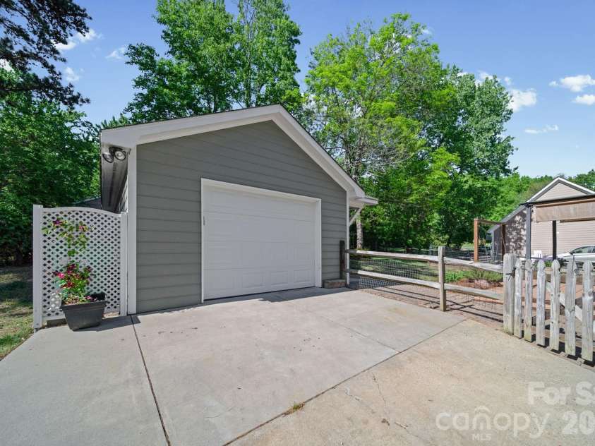 9811 Dusty Cedar Court, Charlotte, NC 28269.  MLS# CAR4368771, YatesRealty ID 12321. 