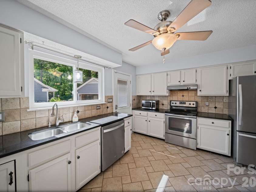 9811 Dusty Cedar Court, Charlotte, NC 28269.  MLS# CAR4368771, YatesRealty ID 12321. Kitchen
