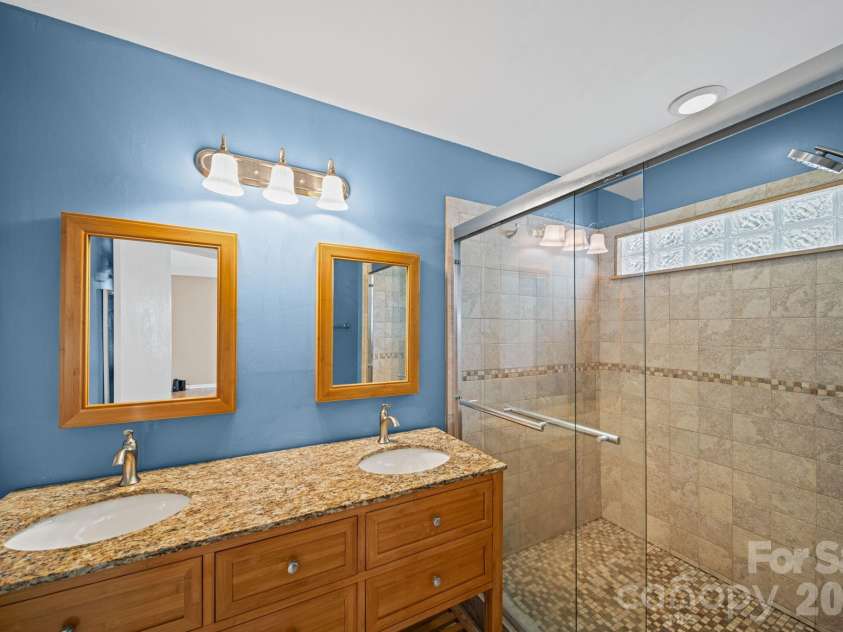 9811 Dusty Cedar Court, Charlotte, NC 28269.  MLS# CAR4368771, YatesRealty ID 12321. Master Bathroom