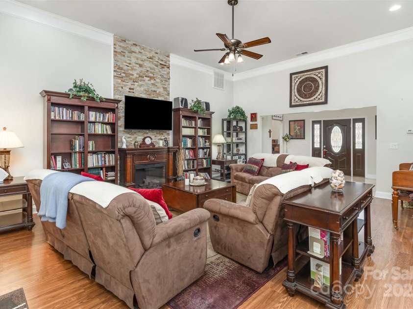 4321 Rolling Acres Road, Charlotte, NC 28213.  MLS# CAR4227691, YatesRealty ID 12323. Great room