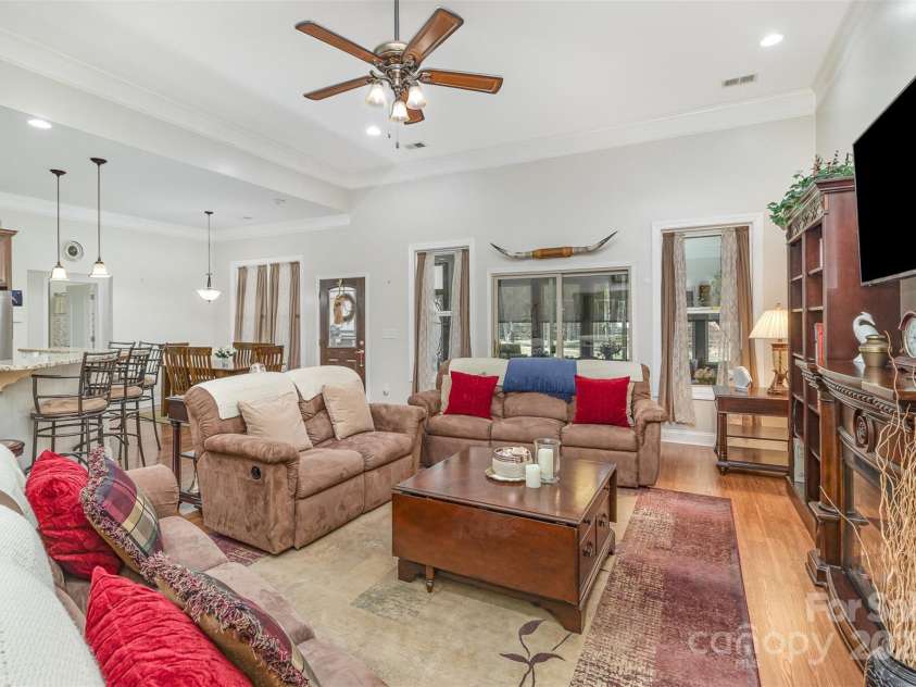 4321 Rolling Acres Road, Charlotte, NC 28213.  MLS# CAR4227691, YatesRealty ID 12323. Great room