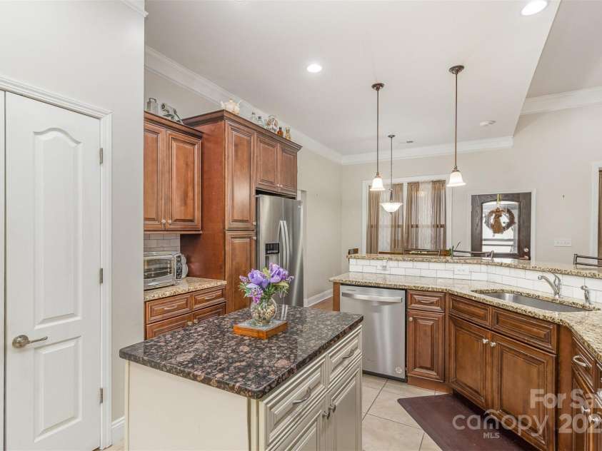 4321 Rolling Acres Road, Charlotte, NC 28213.  MLS# CAR4227691, YatesRealty ID 12323. Kitchen