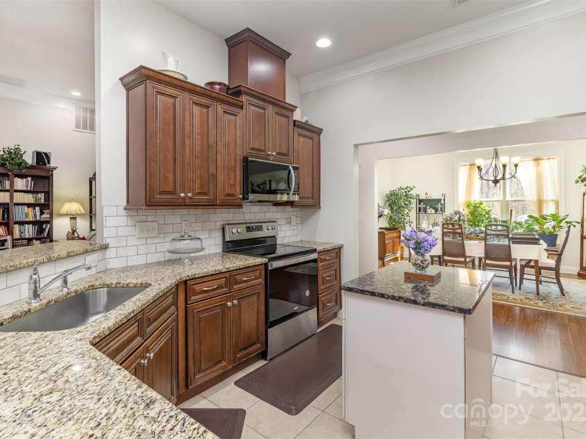 4321 Rolling Acres Road, Charlotte, NC 28213.  MLS# CAR4227691, YatesRealty ID 12323. Kitchen