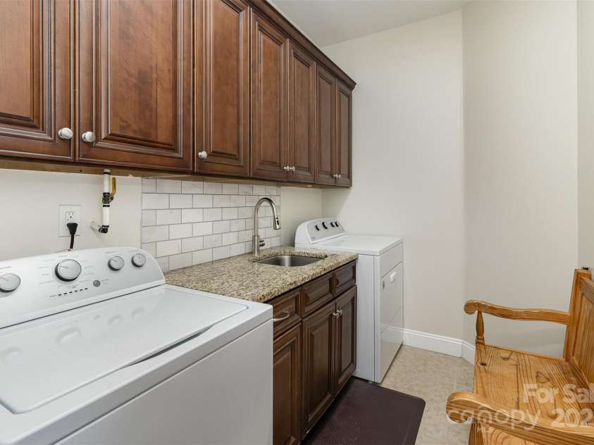 4321 Rolling Acres Road, Charlotte, NC 28213.  MLS# CAR4227691, YatesRealty ID 12323. Laundry Room