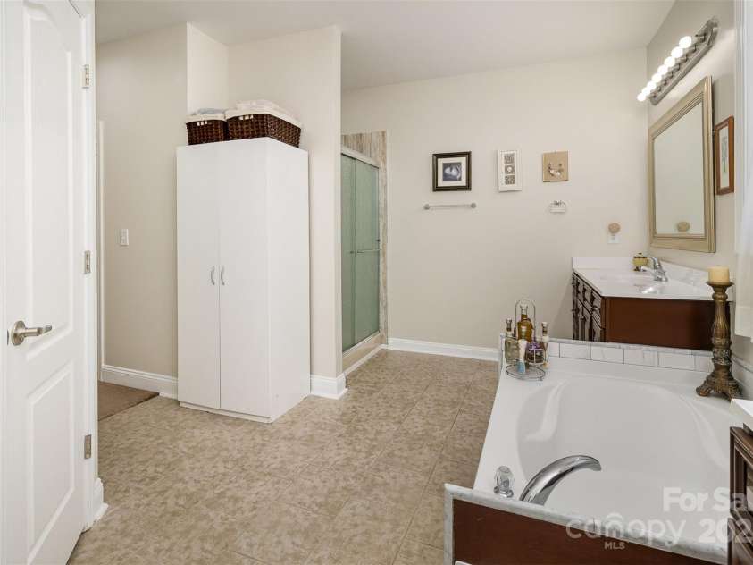 4321 Rolling Acres Road, Charlotte, NC 28213.  MLS# CAR4227691, YatesRealty ID 12323. Primary ensuite