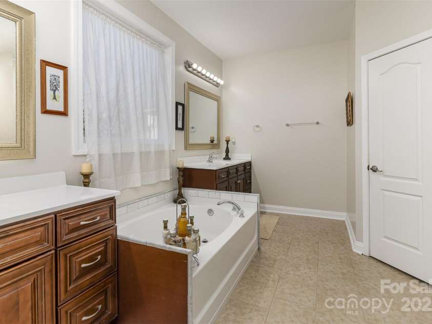 4321 Rolling Acres Road, Charlotte, NC 28213.  MLS# CAR4227691, YatesRealty ID 12323. Primary ensuite