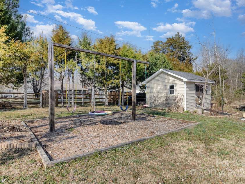 4321 Rolling Acres Road, Charlotte, NC 28213.  MLS# CAR4305540, YatesRealty ID 12323. Back yard w/shed