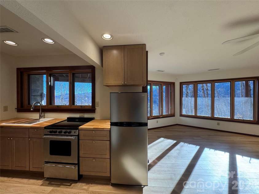 7 Winding Poplar Road, Black Mountain, NC 28711.  MLS# CAR4285345, YatesRealty ID 12326. 