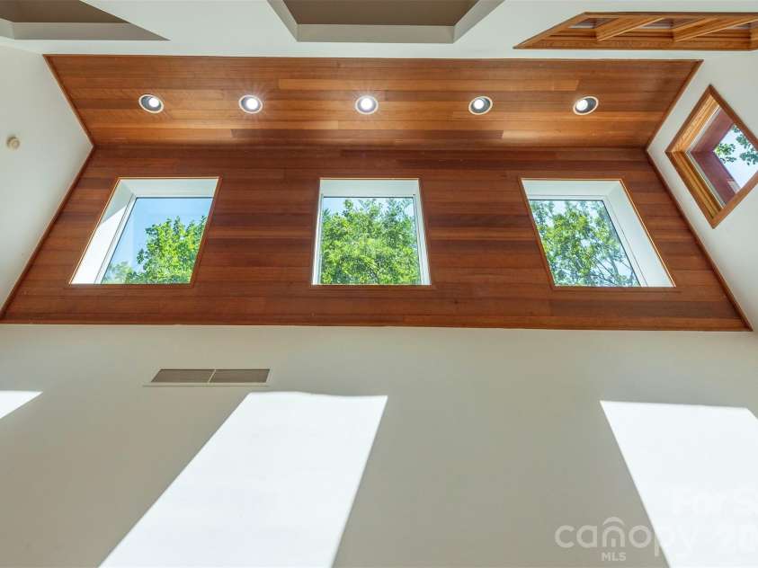 7 Winding Poplar Road, Black Mountain, NC 28711.  MLS# CAR4285345, YatesRealty ID 12326. Foyer ceiling