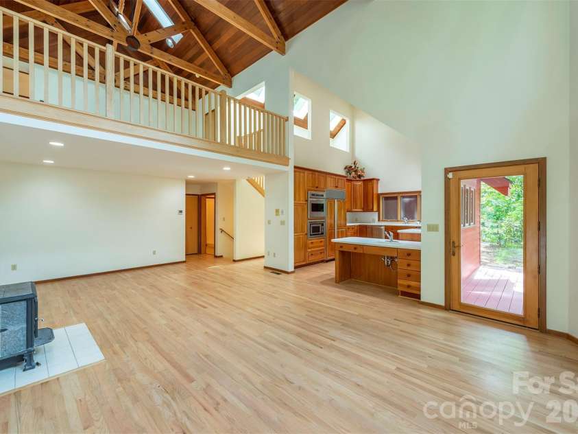 7 Winding Poplar Road, Black Mountain, NC 28711.  MLS# CAR4285345, YatesRealty ID 12326. Large open Loft