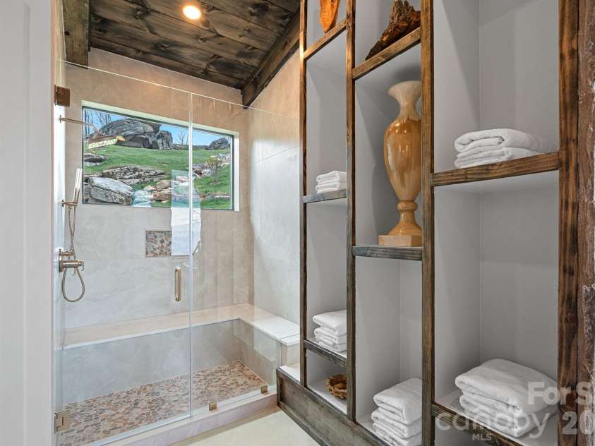 404 Silver Eagle Trail, Banner Elk, NC 28604.  MLS# CAR4364659, YatesRealty ID 12327. 