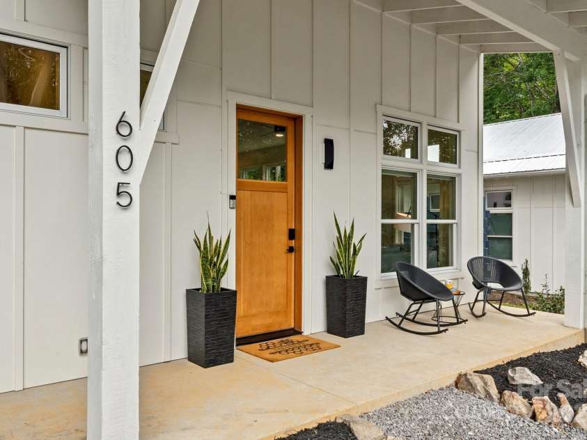 605 Hiawassee Avenue, Black Mountain, NC 28711.  MLS# CAR4202408, YatesRealty ID 12331. 