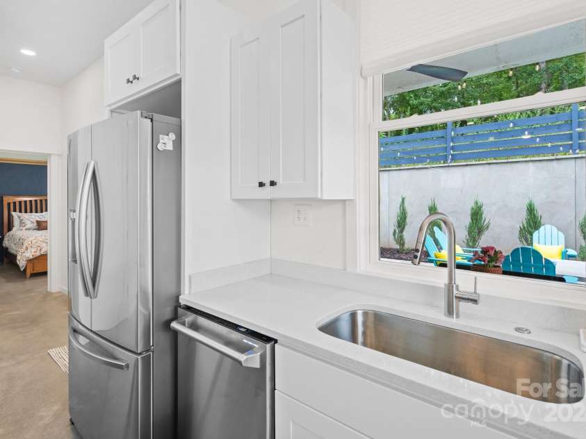 605 Hiawassee Avenue, Black Mountain, NC 28711.  MLS# CAR4202408, YatesRealty ID 12331. Stainless Still Appliances