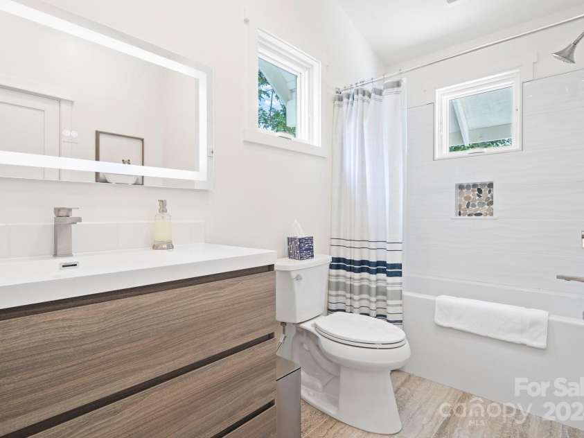 605 Hiawassee Avenue, Black Mountain, NC 28711.  MLS# CAR4202408, YatesRealty ID 12331. Upstairs Bath