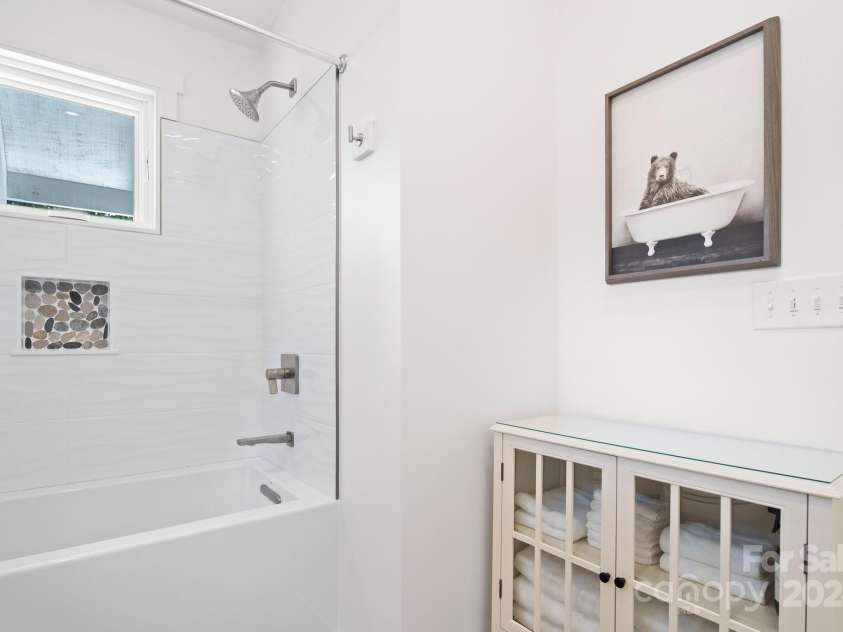 605 Hiawassee Avenue, Black Mountain, NC 28711.  MLS# CAR4202408, YatesRealty ID 12331. Upstairs Bath