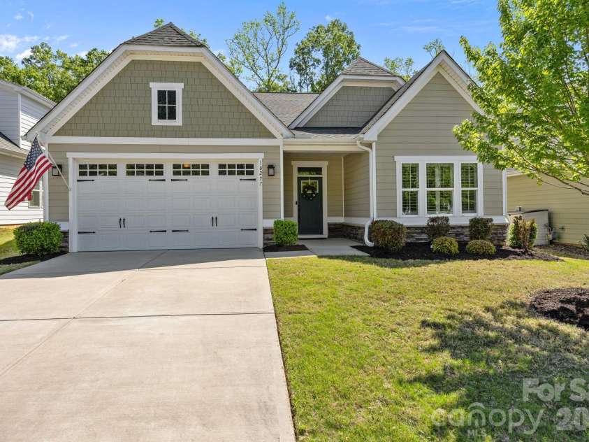 10277 October Glory Way, Charlotte, NC 28215.  MLS# CAR4369336, YatesRealty ID 12332. 