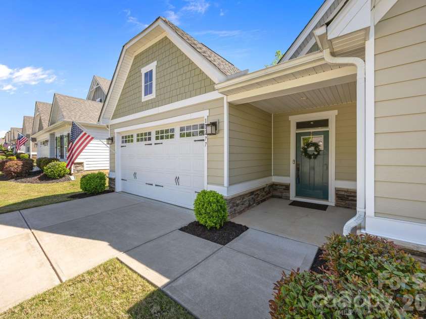 10277 October Glory Way, Charlotte, NC 28215.  MLS# CAR4369336, YatesRealty ID 12332. 
