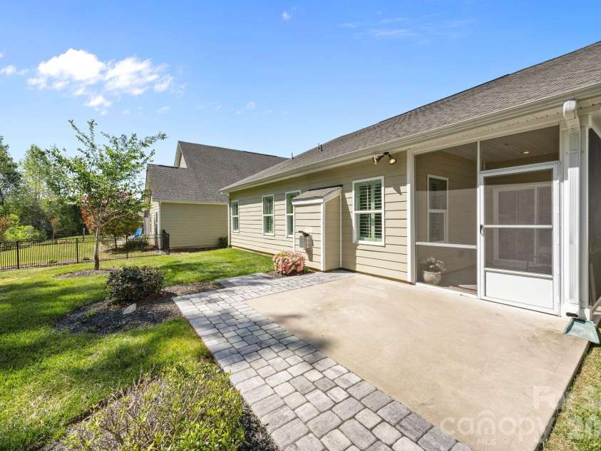 10277 October Glory Way, Charlotte, NC 28215.  MLS# CAR4369336, YatesRealty ID 12332. 