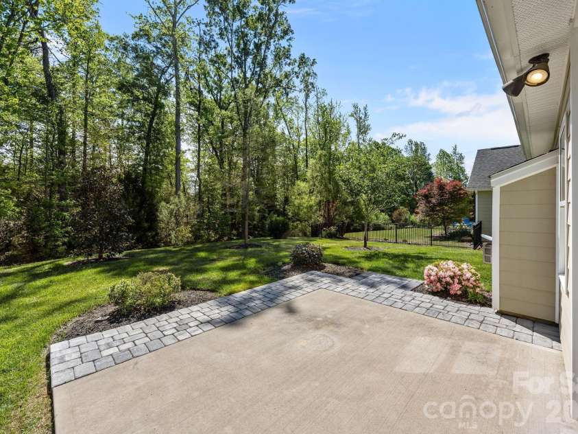 10277 October Glory Way, Charlotte, NC 28215.  MLS# CAR4369336, YatesRealty ID 12332. 