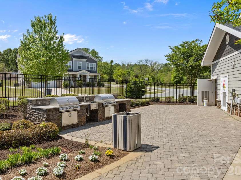 10277 October Glory Way, Charlotte, NC 28215.  MLS# CAR4369336, YatesRealty ID 12332. 