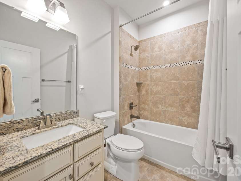 10277 October Glory Way, Charlotte, NC 28215.  MLS# CAR4369336, YatesRealty ID 12332. Bathroom 2