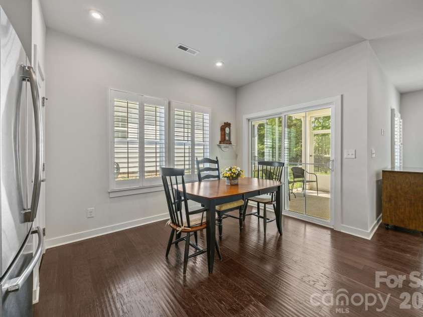 10277 October Glory Way, Charlotte, NC 28215.  MLS# CAR4369336, YatesRealty ID 12332. Dining