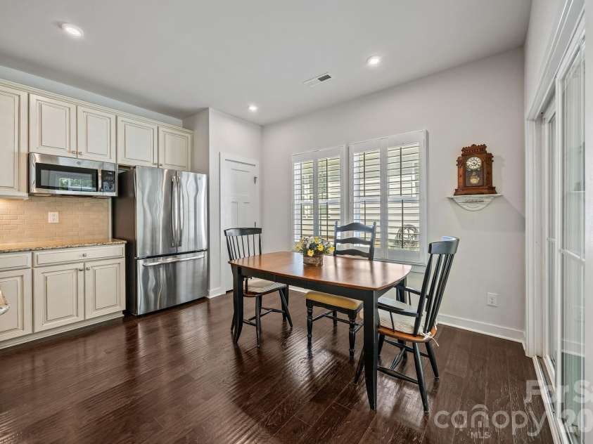 10277 October Glory Way, Charlotte, NC 28215.  MLS# CAR4369336, YatesRealty ID 12332. Dining Area